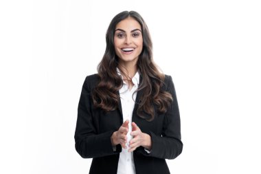 Takım elbiseli bir iş kadını gülümseyerek selamlama ve hoş geldin demek için tokalaşıyor. Başarılı bir iş. İş kadını tokalaşıyor. Dostça bir selamlama ve karşılama olarak el sıkışalım.