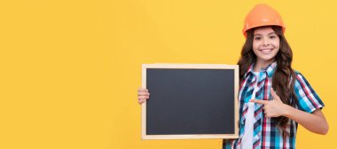 Miğferli mutlu çocuk okul tahtasına ilan veriyor, fotokopi çekiyor, teklif veriyor. Miğfer yatay poster tasarımlı çocuk geliştirici. Başlık, kopyalama alanı