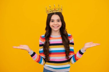 Altın taç takan küçük kraliçe. Tacını tutan genç kız prenses. Balo partisi, çocukluk konsepti. Mutlu ergen, pozitif ve gülümseyen genç kız duyguları