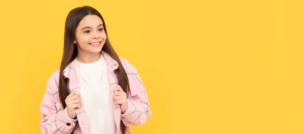 Glad Liten Flicka Bär Rosa Rutig Skjorta Mode Barnansikte Horisontell — Stockfoto