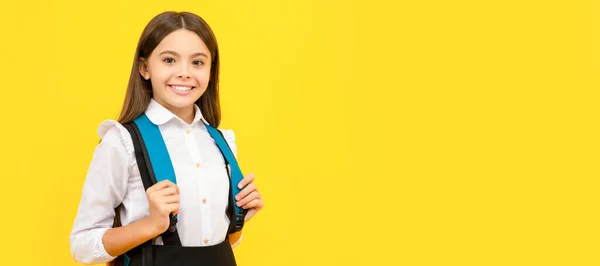 Veselé Dospívající Dívka Školní Uniformě Nosit Batoh Školní Móda Prapor — Stock fotografie