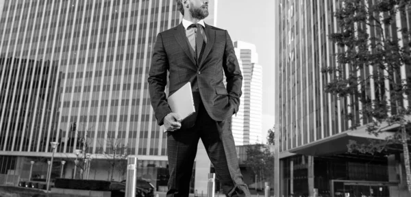 オフィスの外のノートパソコンに合わせてカリスマ性のある成熟したビジネスマンをトリミング フリーランス — ストック写真