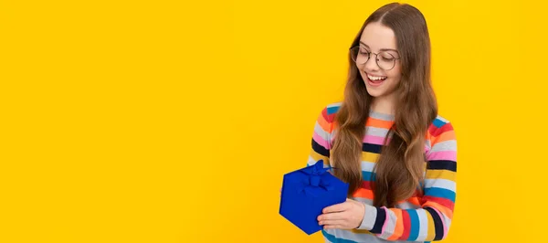 Gözlüklü Mutlu Genç Kız Tatil Için Hediye Kutusu Tutuyor Alışveriş — Stok fotoğraf