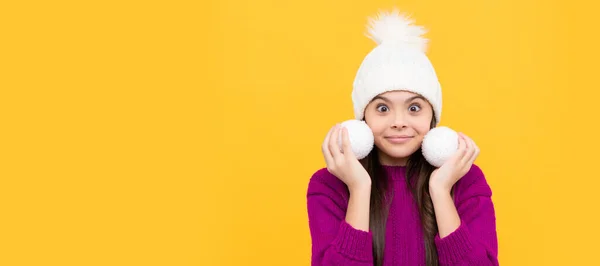 冬の子供の孤立肖像画 幸せな10代の女の子は帽子をかぶって装飾的なボール 新年を保持します クリスマスの子供の女の子のバナー スタジオの子供の冬の肖像画とともにコピースペース — ストック写真