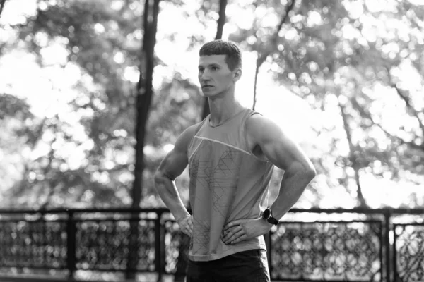 Pria Berotot Atletis Dalam Pakaian Olahraga Memiliki Istirahat — Stok Foto