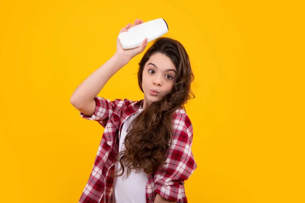 十几岁的小女孩 带着瓶子洗发水或淋浴露 孩子们的头发 头发化妆品 洗发水瓶 — 图库照片