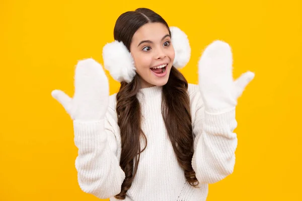 Dziewczyna Zimowych Ubraniach Ciepłym Kapeluszu Wakacje Zimowe Modelka Dziecięca Podekscytowana — Zdjęcie stockowe