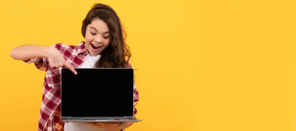 Adolescente Menina Apontando Dedo Laptop Cabeça Educação Online Volta Escola — Fotografia de Stock