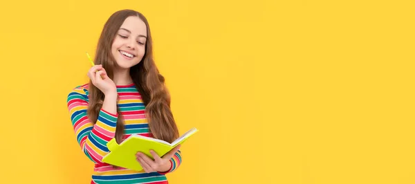 Читання Шкільного Есе Щаслива Дівчина Тримає Ручку Книжку Портрет Школярки — стокове фото