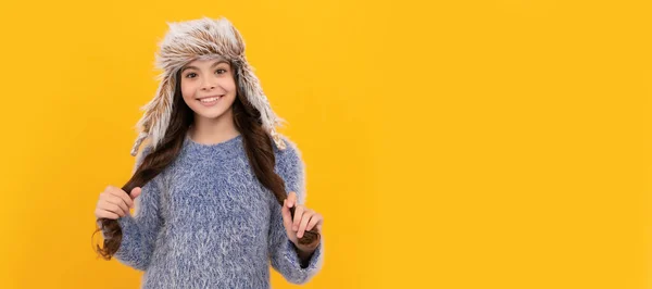Ευτυχισμένο Παιδί Μακριά Μαλλιά Στο Καπέλο Κίτρινο Φόντο Χειμώνα Banner — Φωτογραφία Αρχείου