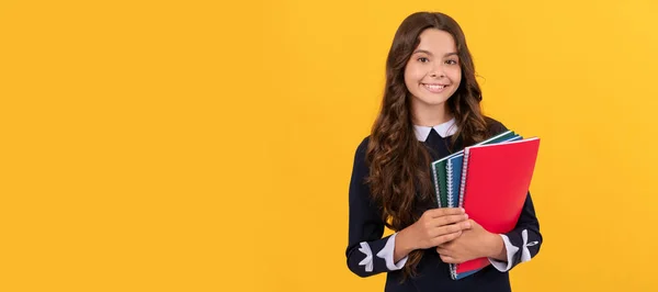 Усміхнена Дитина Тримає Шкільні Книжки Домашнього Навчання Жовтому Тлі Портрет — стокове фото
