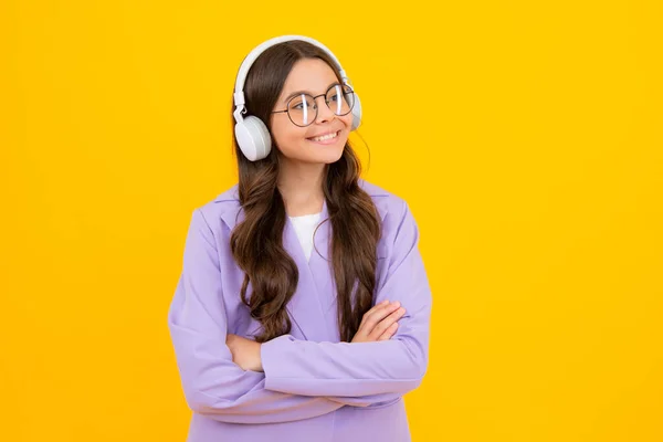 Teenager Child Girl Headphones Listening Music Wearing Stylish Casual Outfit — Photo