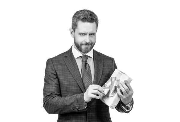Όμορφος Επιχειρηματίας Κοστούμι Που Ανοίγει Κουτί Απομονωμένος Λευκό Κουτί Δώρου — Φωτογραφία Αρχείου