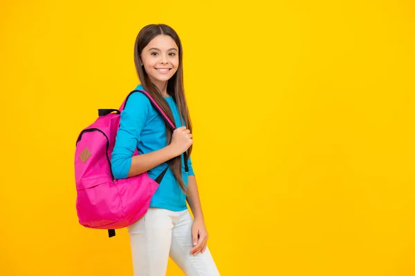 Ευτυχισμένο Εφηβικό Πορτρέτο Μαθήτρια Σχολική Στολή Και Σχολική Τσάντα Παιδί — Φωτογραφία Αρχείου