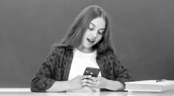 Glad Unge Chatta Smartphone Klassrummet Svarta Tavlan Meddelande — Stockfoto