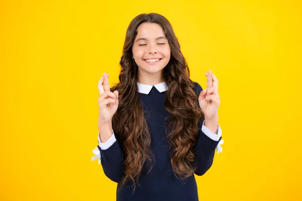 Neşeli Genç Kız Parmaklarını Çapraz Yapar Arzulanan Dilekleri Yapar Iyi — Stok fotoğraf