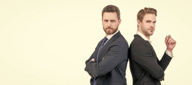 İnsan yüzü portresi, fotokopi alanı olan pankart. Beyazlar üzerinde izole iş adamları. Patron ve çalışan. güvenilir iş ortakları desteği