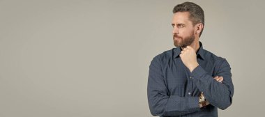 Berber sakal bakımını onayladı. Sakallı adam gri arka plan. Düzenli olarak berberini ziyaret et. İnsan yüzü portresi, kopyalama alanı olan pankart