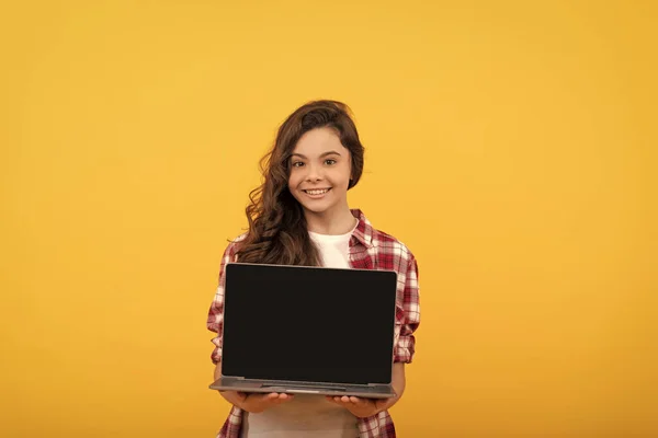 Dzieciak Gotowy Lekcję Video Nastolatka Laptopem Głowie Edukacja Online Powrotem — Zdjęcie stockowe