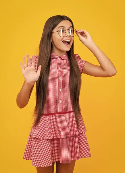 Amazed Teen Girl Teenager Child Poor Eyesight Wear Eyeglasses Looking — 图库照片