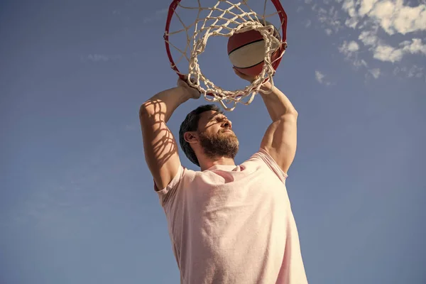 Gusztustalan Férfi Dunking Kosárlabda Keresztül Háló Gyűrű Kézzel Sport Hobbi — Stock Fotó
