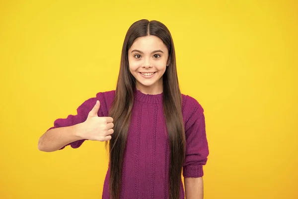 Líbí Portrét Radostné Dospívající Holčičky Ukazující Palce Nahoru Usmívající Žluté — Stock fotografie
