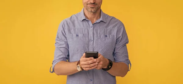 Улыбающийся Человек Разговаривающий Телефону Желтом Фоне Болтает — стоковое фото