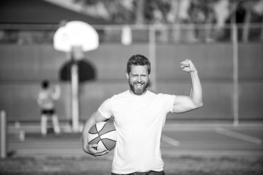 Yaz etkinliği. Basketbol toplu mutlu kaslı adam. Spor antrenörü ya da basketbol oyuncusu. Spor okulu. Öğretmenlik eğitimi alan bir öğretmen. Spor ve hobi. kutlama başarısı.