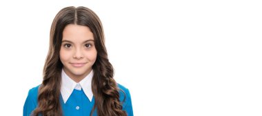 Yüz derisi. Kıvırcık saçlı neşeli çocuk. Güzellik ve moda. Kadın manken. Çocuk yüzü, yatay poster, izole edilmiş genç kız portresi, fotokopi alanı olan pankart