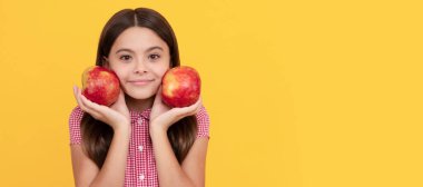 Neşeli çocuk sağlıklı elma meyvesini vitaminle tut. Elmalı çocuk portresi, yatay poster. Kopyalama alanı olan başlık