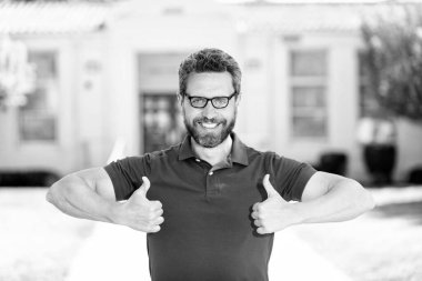 Gözlüklü mutlu inek adam başparmağını kaldırıyor, mükemmel görüyor..