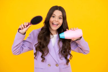 Şampuanlı ya da duş jöleli ergen bir kız. Çocukların saç bakım ürünleri, şampuan şişeleri. Heyecanlı genç kız