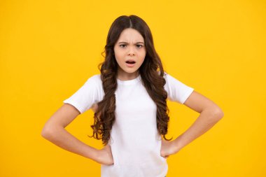 Mutsuz, üzgün genç kız. Kapanış portresi, çılgın genç kız. Öfkeli negatif insani duygu yüz ifadesi tutum.