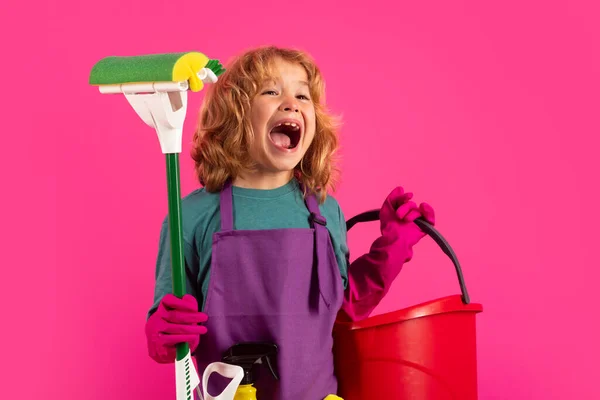 Παιδιά Σφουγγαρίζουν Σπίτι Καθαρίζουν Σπίτι Απορρυπαντικά Και Αξεσουάρ Καθαρισμού Υπηρεσία — Φωτογραφία Αρχείου