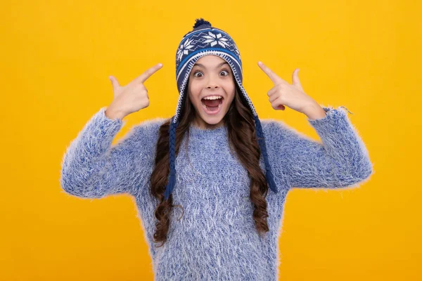 冬の帽子 寒い季節の概念 子供のための冬のファッションアクセサリー 暖かいニットの帽子をかぶった10代の女の子 興奮したティーン女の子 — ストック写真
