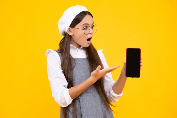 Surpreendido Adolescente Menina Anos Com Telefone Inteligente Hipster Adolescente Menina — Fotografia de Stock
