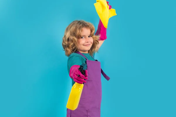 Dzieciak Sprząta Domu Dziecko Dobrze Się Bawi Domu Studio Isoalted — Zdjęcie stockowe