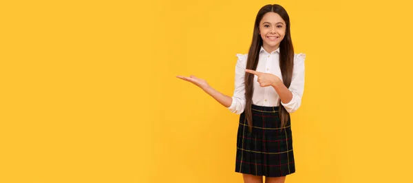 Весела Дівчина Підліток Шкільній Формі Повної Довжини Вказує Палець Жовтий — стокове фото