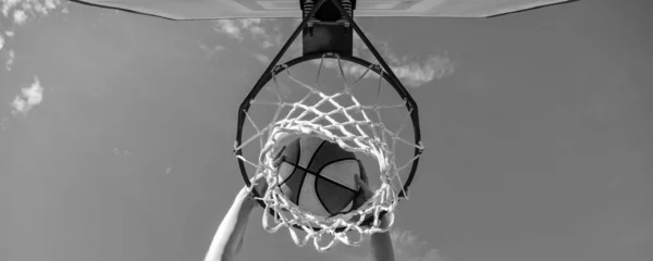 Palla Basket Schiacciare Attraverso Anello Rete Con Mani Vincendo — Foto Stock