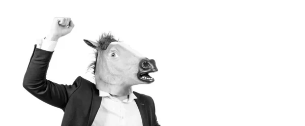 白いコピースペースに隔離された上げ拳の強さのジェスチャーを持つ馬の頭のマスクのビジネスマン Workhorse — ストック写真