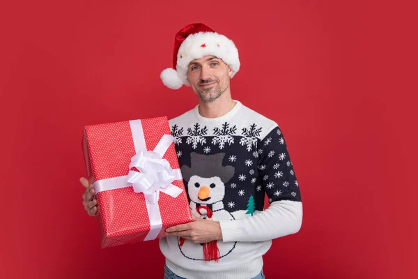 Санта Чоловік Санта Каті Зимовий Светр Посміхаються Дарують Подарунки Під — стокове фото