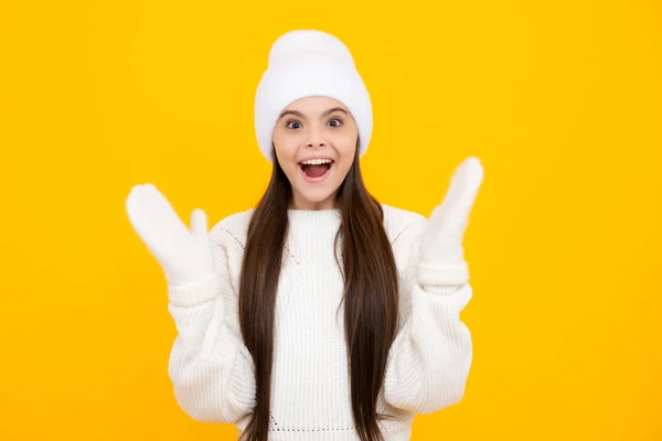 空のスペースで黄色の背景にカジュアルな冬の布に身を包んだ肯定的な表現 楽しさとエキサイティングで子供 幸せな10代の少女は成功を喜ぶ 表情コンセプト — ストック写真