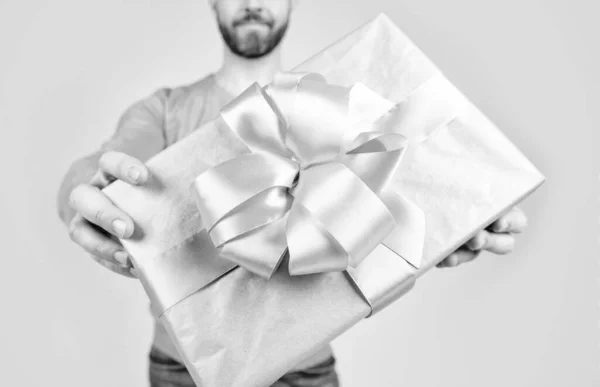 Подарок Коробка Подарком Крупным Планом Руках Обрезанного Человека Избирательный Фокус — стоковое фото