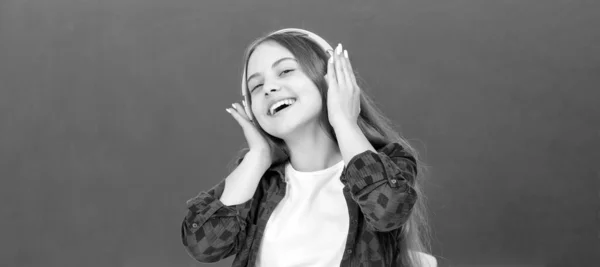 이어폰을 사용하는 아이들 온라인 학교로 헤드폰쓴 애호가 음악을 듣는다 헤드셋 — 스톡 사진