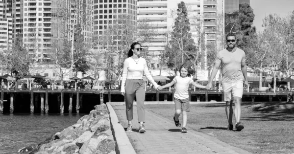 Feliz Joven Familia Caminando Junto Agua Con Hijo Amor —  Fotos de Stock