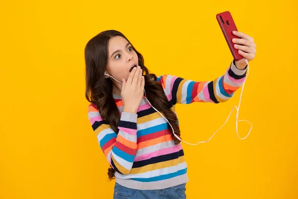 Selfie Pour Enfants Portrait Adolescente Mignonne Utilisant Téléphone Mobile Bavarder — Photo