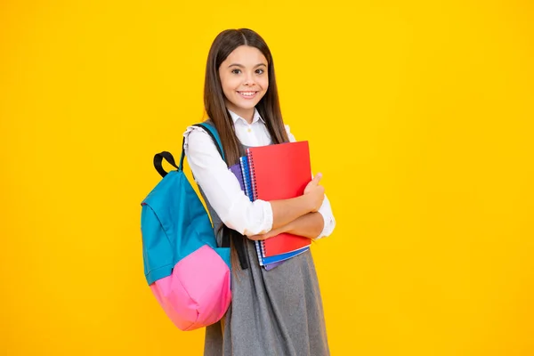 女子高生10代の少女は黄色の孤立したスタジオの背景に本を持っている 学校と教育の概念 学校に戻る — ストック写真