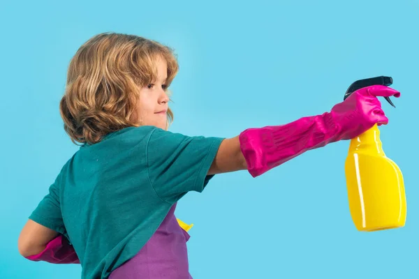 안일을 어린이 스튜디오 사진은 먼지와 장갑을 사용하여 청소를 재밌는 청소하는 — 스톡 사진
