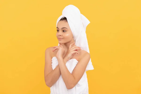 Lachende Tiener Meisje Douche Handdoek Met Crème Gezicht — Stockfoto