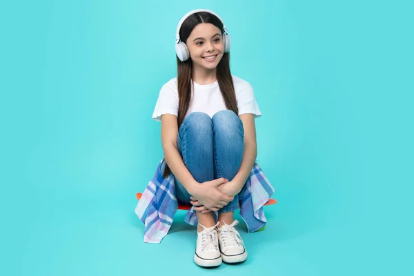 Adolescente Auriculares Inalámbricos Modernos Disfrutando Música Canción Aplicación Audio Escuchando —  Fotos de Stock